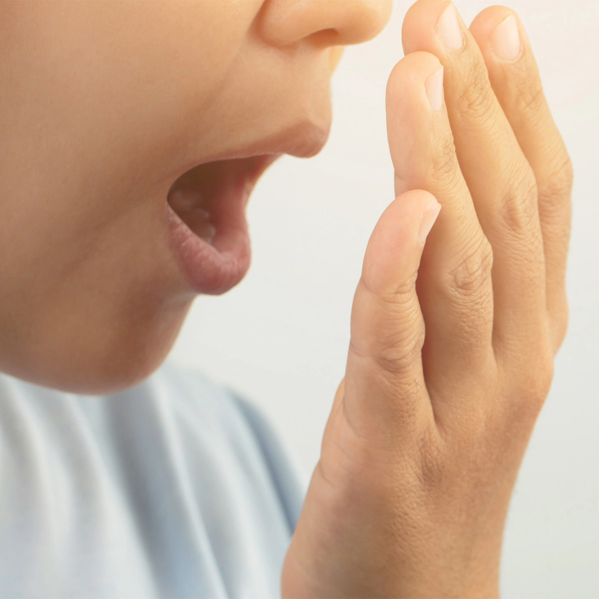 Bọc răng sứ bị hỏng khiến miệng có mùi hôi khó chịu